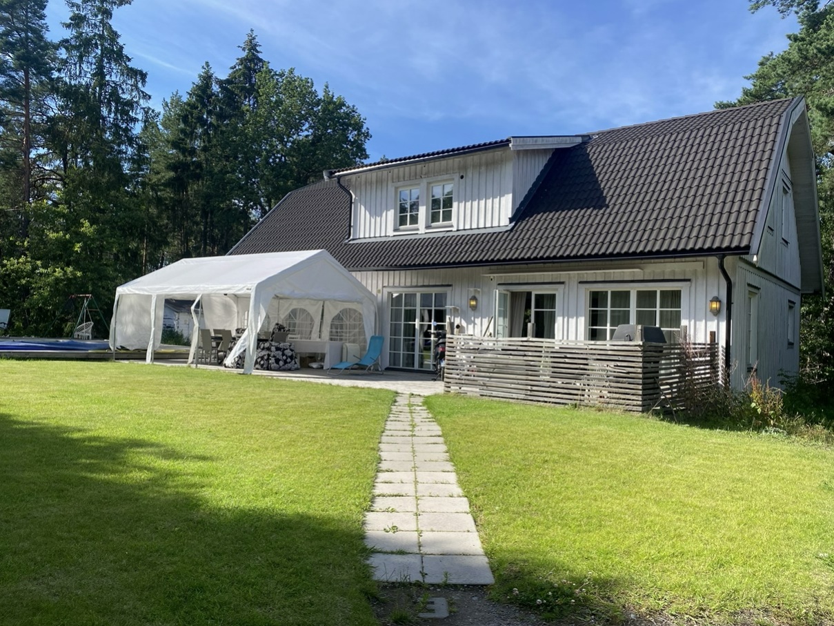 Huset och uteplatsen